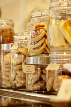 「ヴァルカナイズ・カフェ」店内には、クッキーなどの焼き菓子がおしゃれにディスプレイ