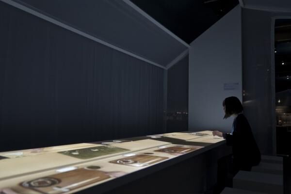 「京都菊の井」「銀座久兵衛」などと協力して製作した映像がカウンターに投影される