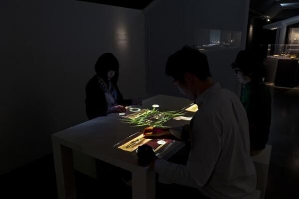 「京都菊の井」「銀座久兵衛」などと協力して製作した映像がテーブルに投影される