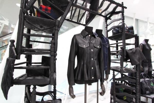 ロエベ×ジュンヤ、ドーバー銀座で先行ローンチ。ロエベ水口CEO曰く“コントラスト”