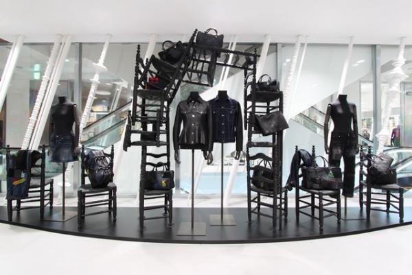 ロエベ×ジュンヤ、ドーバー銀座で先行ローンチ。ロエベ水口CEO曰く“コントラスト”