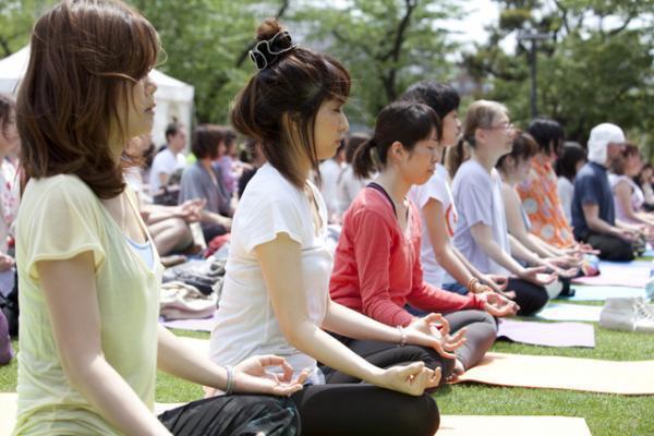 東京ミッドタウンでカヴァを立ち飲み。屋外バル登場。無料ヨガ、ピラティスも開催