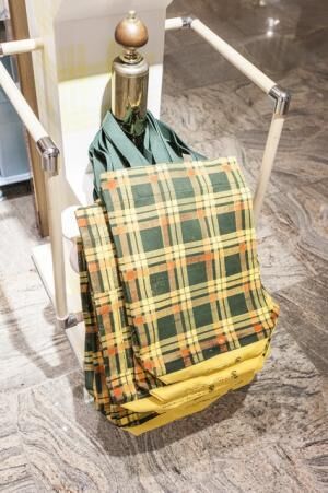 伊勢丹新宿店のアイコンであるタータンチェックのショッパーを模した布製バッグ