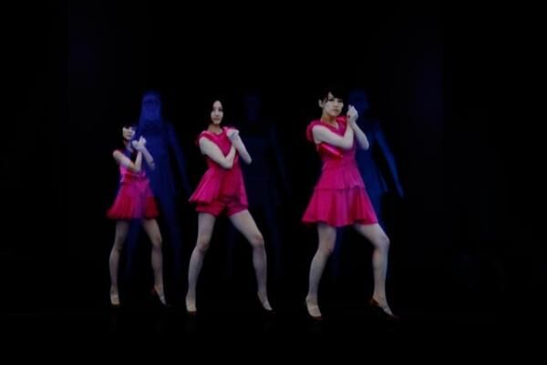 Perfume の3人の彫像に映像が投影されるインスタレーション「Physicalizing Data by Rhizomatiks」。ホログラフィックにより踊る生身のPerfume3人、あ～ちゃん、のっち、かしゆかが現出