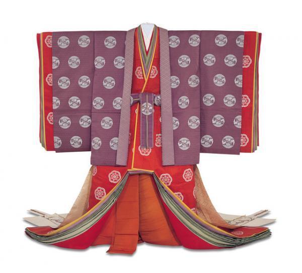 文化学園服飾博物館、明治から昭和の宮廷服展開催