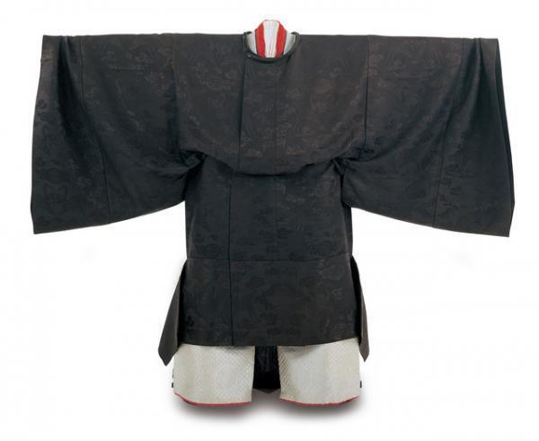 文化学園服飾博物館、明治から昭和の宮廷服展開催