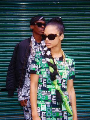 ヴェルサスヴェルサーチがM.I.A.とコラボ、ヴェルサーチの偽物から着想したコレクション発売