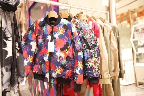 ファンタジスタ歌磨呂--トリミングされたテキスタイルパターンと幸せの青い鳥は似ていると思うんです【INTERVIEW】