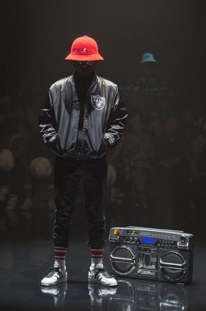 75周年のカンゴール、ランウエイとパフォーマンスで世界観表現