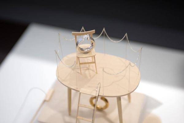 ニーシングと建築家・中山英之がコラボリング発表。岡田栄造ディレクションのインスタレーションも