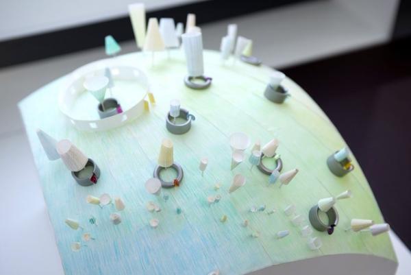 ニーシングと建築家・中山英之がコラボリング発表。岡田栄造ディレクションのインスタレーションも