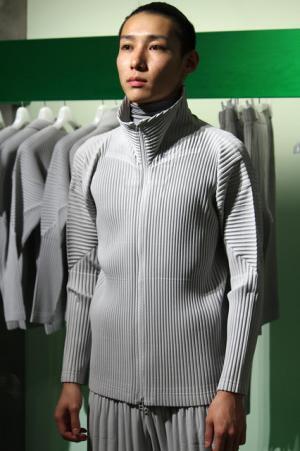 イッセイミヤケからメンズのプリーツ服「オム・プリッセ・イッセイ・ミヤケ」デビュー