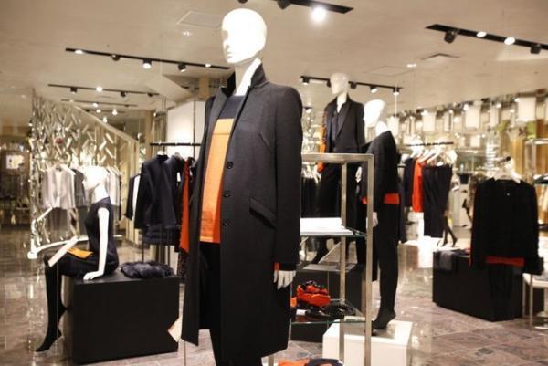 「ベラルディ」が提案する大人ネイビー。ポップアップショップが伊勢丹新宿にオープン