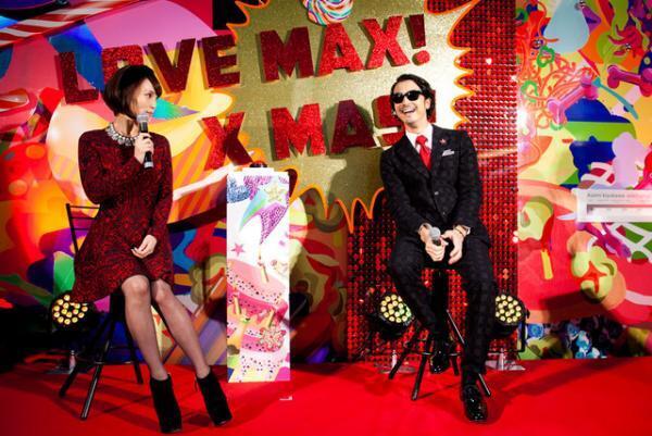 清川あさみ＆金子ノブアキ、渋谷パルコに出現した巨大なクリスマスプレゼントに点灯