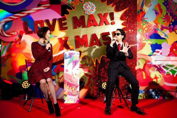 清川あさみ＆金子ノブアキ、渋谷パルコに出現した巨大なクリスマスプレゼントに点灯