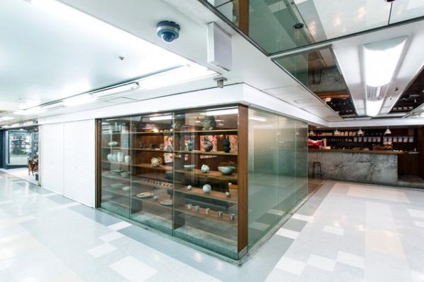 村上隆が初のカフェ「バー・ジンガロ」を中野ブロードウェイにオープン、内装はフグレン