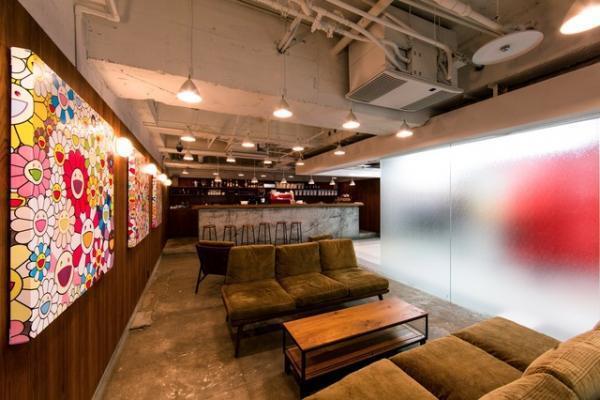 村上隆が初のカフェ「バー・ジンガロ」を中野ブロードウェイにオープン、内装はフグレン