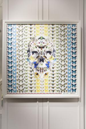 マックイーン×ダミアン・ハースト、蝶やスカルが舞う初のコラボスカーフ発売