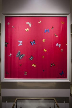 マックイーン×ダミアン・ハースト、蝶やスカルが舞う初のコラボスカーフ発売