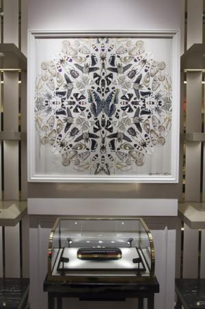 マックイーン×ダミアン・ハースト、蝶やスカルが舞う初のコラボスカーフ発売