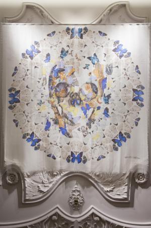 マックイーン×ダミアン・ハースト、蝶やスカルが舞う初のコラボスカーフ発売