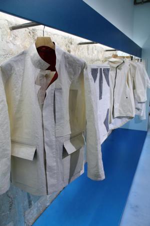 宮城の和紙が服に。イッセイミヤケから限定登場