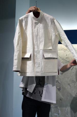 宮城の和紙が服に。イッセイミヤケから限定登場