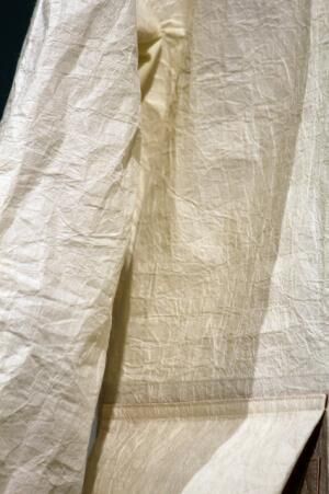 宮城県白石市の白石和紙をベースに、縦横に紙の繊維を絡ませた上、その紙を手で揉み、更にこんにゃく糊を湿布して強度を高めた素材を使用。