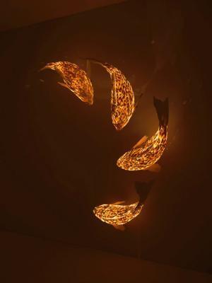 フランク・ゲーリーの魚ランプ新作、ガゴシアンギャラリーを遊泳