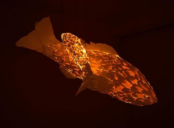 フランク・ゲーリーの魚ランプ新作、ガゴシアンギャラリーを遊泳