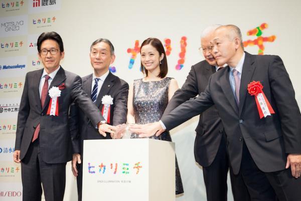 上戸彩、銀座を点灯。イルミネーション「ヒカリミチ」スタート