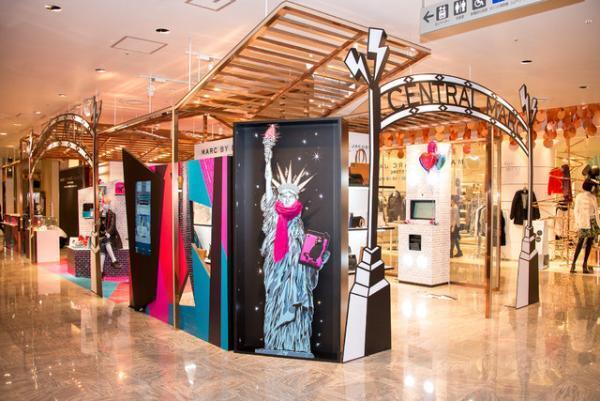 マークBYマークジェイコブス、新宿伊勢丹でアーティストコラボアイテム先行発売