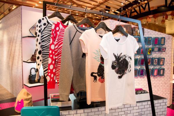 マークBYマークジェイコブス、新宿伊勢丹でアーティストコラボアイテム先行発売