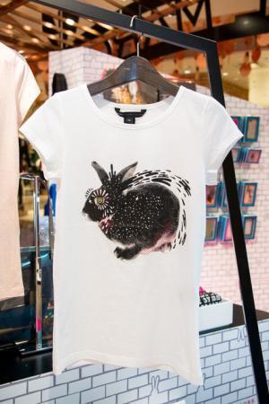 マークBYマークジェイコブス、新宿伊勢丹でアーティストコラボアイテム先行発売