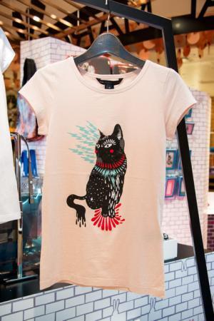 マークBYマークジェイコブス、新宿伊勢丹でアーティストコラボアイテム先行発売