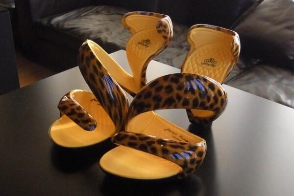 ジュリアン・ヘイクスの靴。アッパーは様々なカラーで提案される