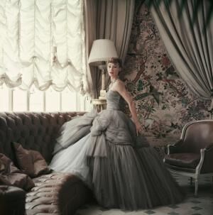 1953年作 イブニングドレス 1953年秋冬オートクチュールコレクション、モデルは映画監督アナトール・"トラ"・リトヴァクの妻ソフィー・マルガ