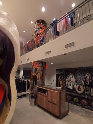 ニューヨークにドーバーストリートマーケット上陸。アートタワー3本がカオス均衡