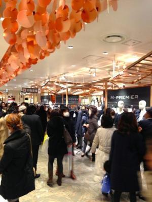 新宿伊勢丹に6,000人超の行列、三越伊勢丹冬セールは好調な滑り出し