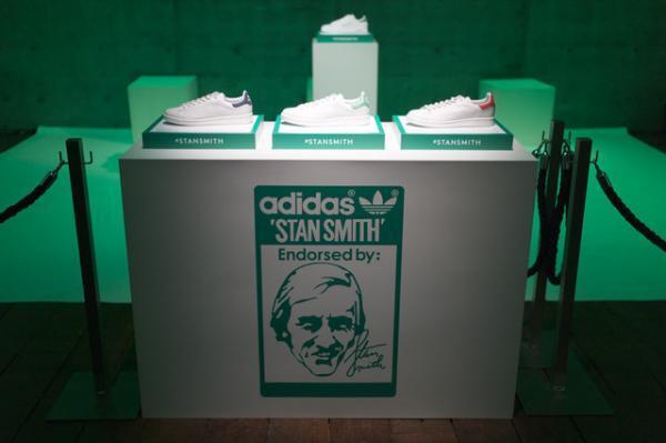 ライゾマティクス真鍋大度が演出、アディダススタンスミス復刻パーティー