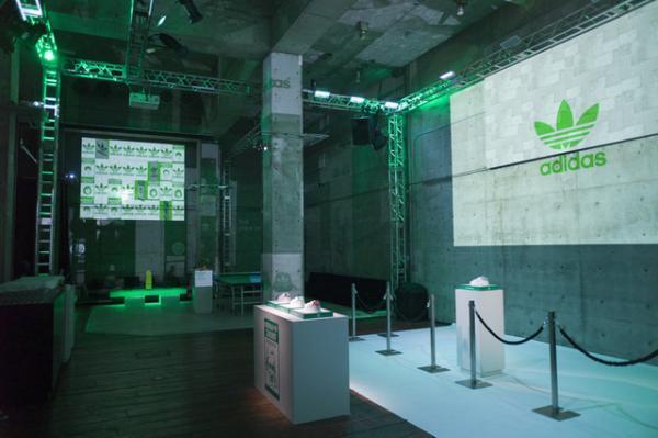 ライゾマティクス真鍋大度が演出、アディダススタンスミス復刻パーティー