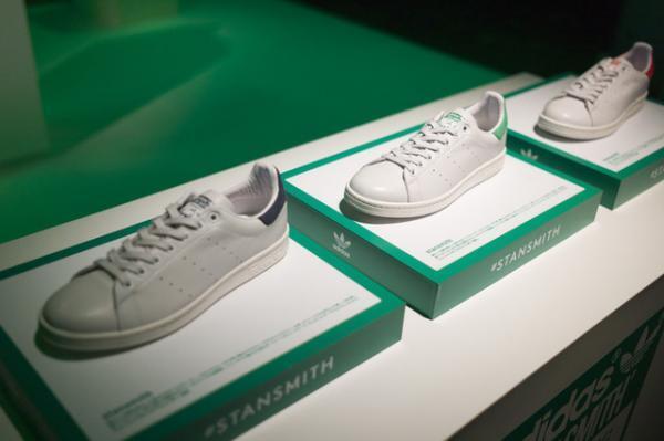 ライゾマティクス真鍋大度が演出、アディダススタンスミス復刻パーティー