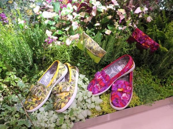 テレム×プランティカのフラワー柄スニーカー「ペタル」発売