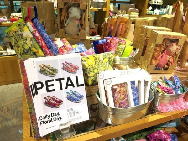 テレム×プランティカのフラワー柄スニーカー「ペタル」発売