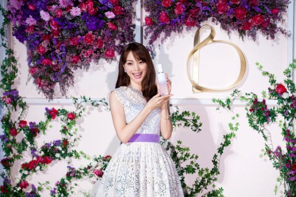 資生堂ベネフィーク、すみだ水族館で新作発表。蛯原友里「10年前より今の自分が好き！」