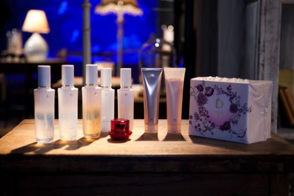 資生堂ベネフィーク、すみだ水族館で新作発表。蛯原友里「10年前より今の自分が好き！」