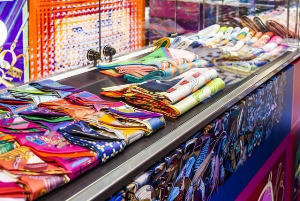 エルメス、新宿伊勢丹で「カレ」の舞踏会開催