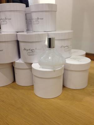 コムデギャルソン、パリで新香水披露。スティーヴン・ジョーンズとコラボ