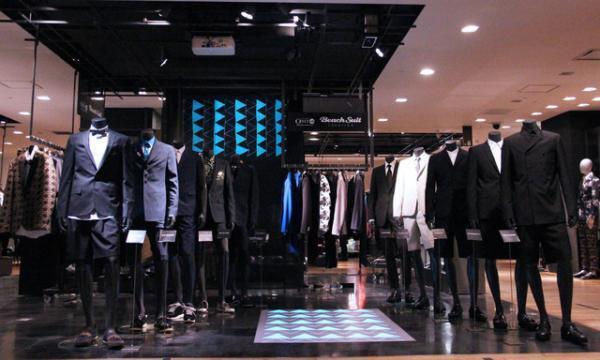 スーツ＝ビジネスの概念を裏切る、ビーチパーティをイメージしたハーフ丈パンツスーツ