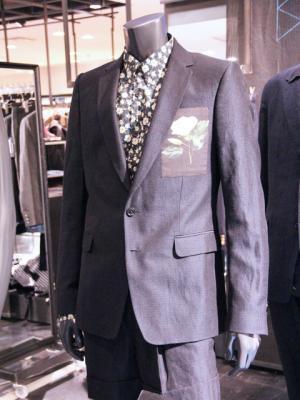 スーツ＝ビジネスの概念を裏切る、ビーチパーティをイメージしたハーフ丈パンツスーツ